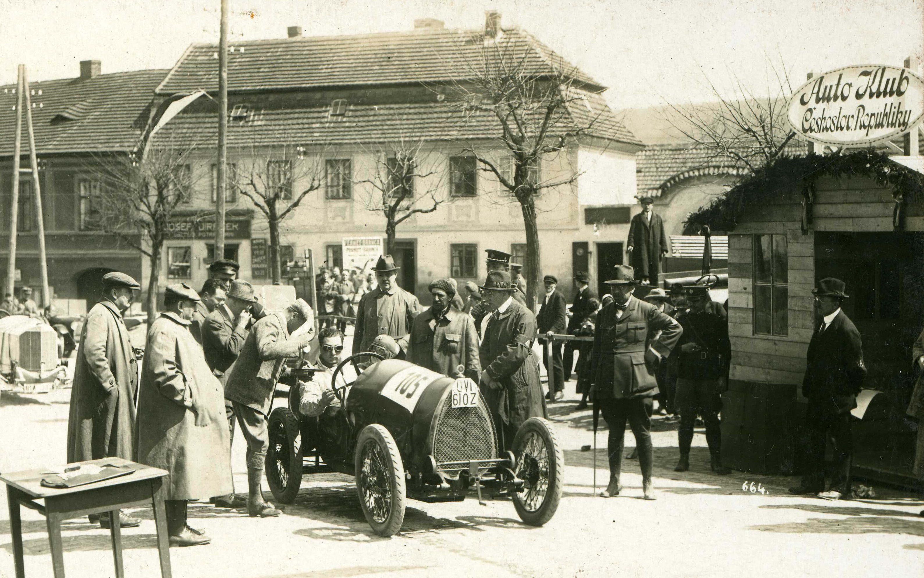 1922 Bugatti Brescia No. 1323 Dr. Jean Haimovici at the start of the Zbraslav-Jíloviště race.